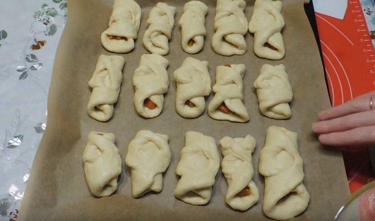 We lay out the formed products on a baking sheet.