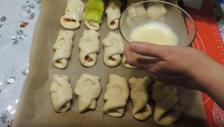 grease the pies with a mixture of eggs and milk.