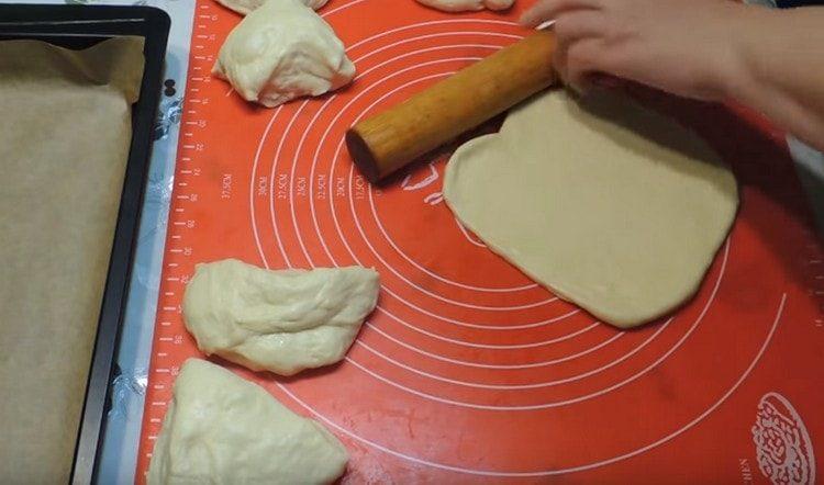 Divide the dough into pieces, roll each piece.
