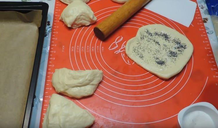 We lubricate each workpiece with oil, sprinkle with sugar and poppy seeds.
