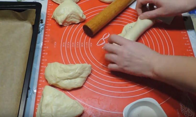 Twist the dough roll.