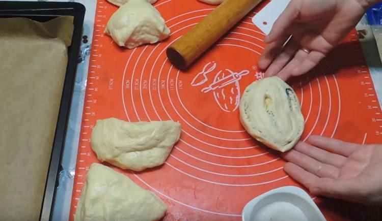 We make an incision on the workpiece and twist it.