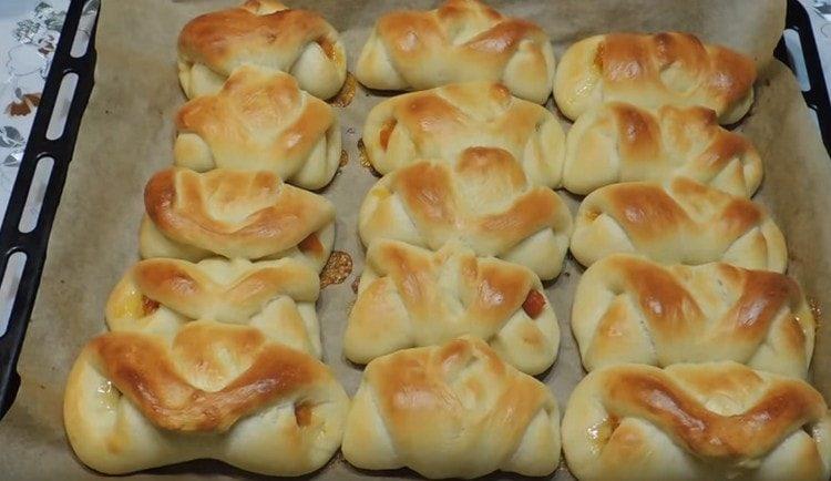 previously formed cheesecakes can already be baked.