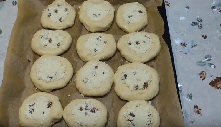 Fill the blanks with curd filling.