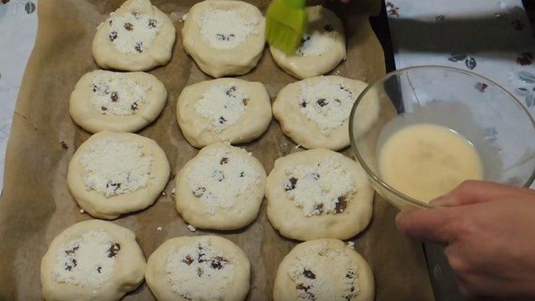 Lubricate the cheesecakes with a beaten egg.