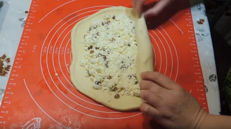 We roll out the remaining dough, put the curd filling on it.