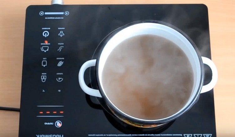 We remove the mushrooms, we only need the broth.