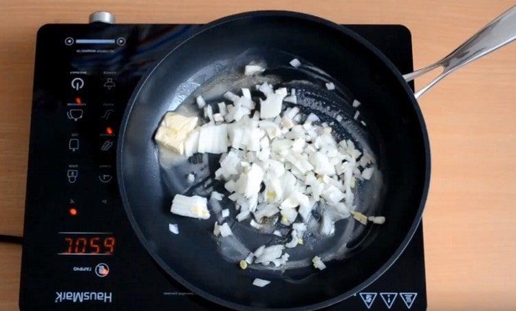 In a pan with vegetable and butter, fry chopped onions.