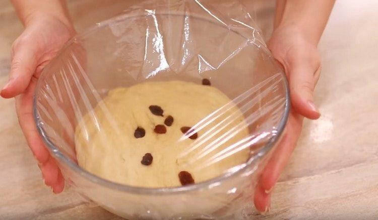 Leave the dough again so that it rises again.