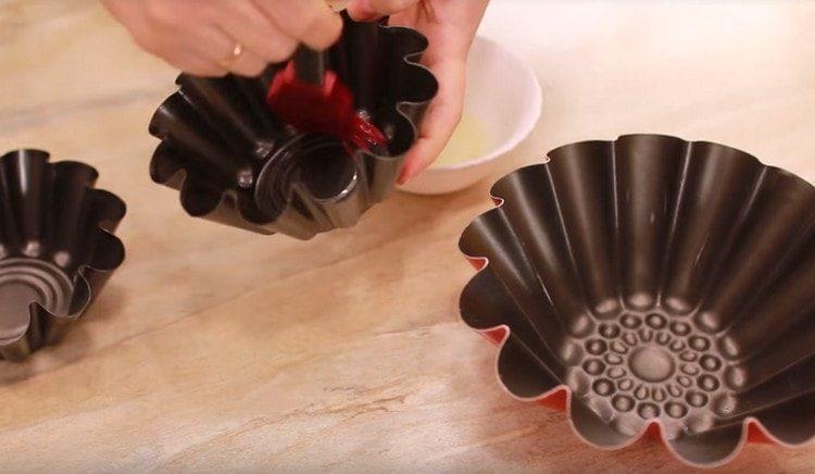 Forms for baking women lubricate with vegetable oil.