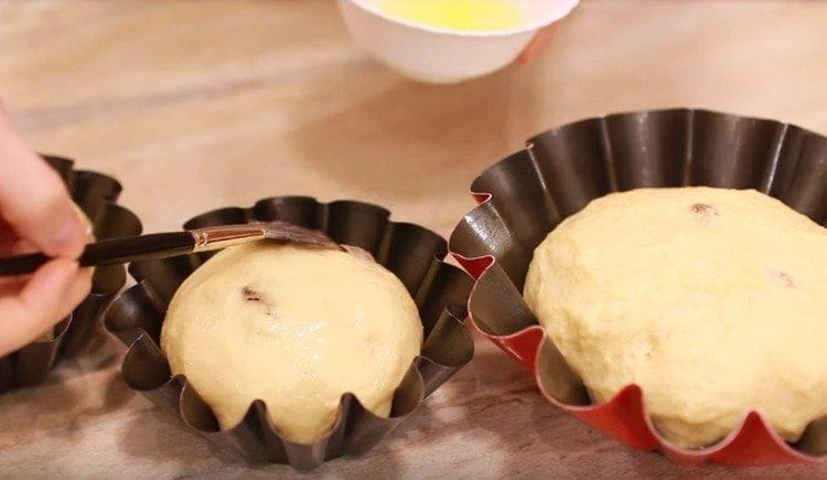 Grease the workpiece with protein.