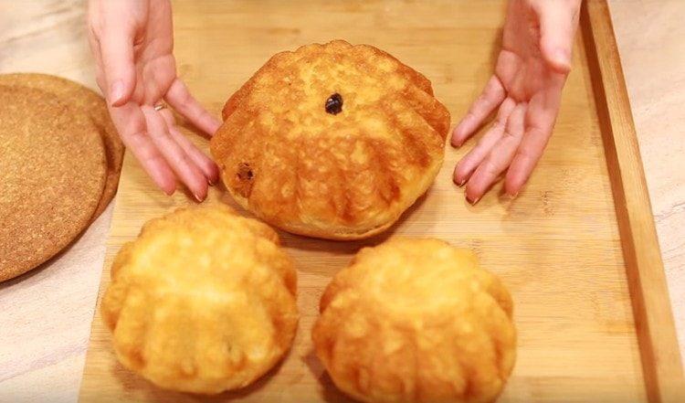 remove the women from the molds and leave them to cool.