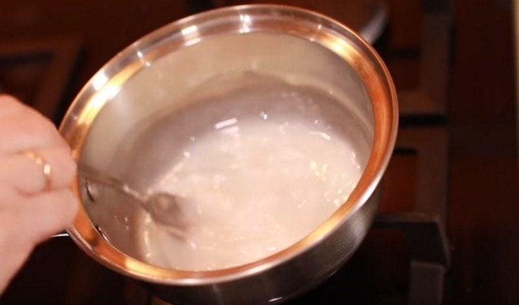 Melt the sugar fudge.