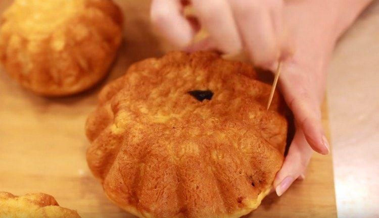 pierce the cooled women with a wooden skewer so that they are better saturated.