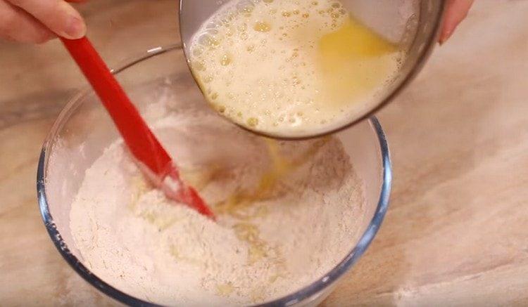 We introduce liquid components into the flour.