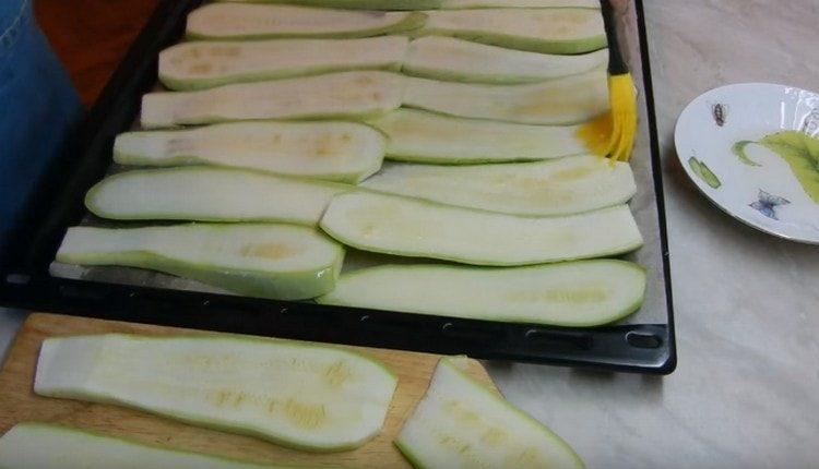 Spread the zucchini on a baking sheet and grease with oil