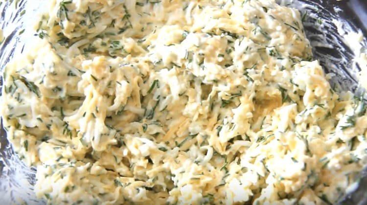 Mix the filling with mayonnaise.