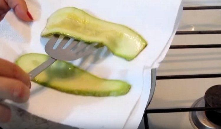 Put the fried zucchini on paper towels.