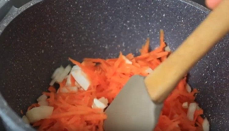 Fry onion with carrots in vegetable oil.