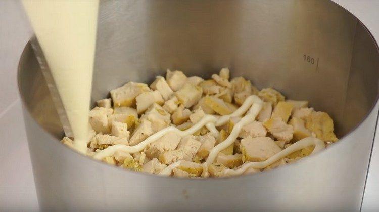 The first layer of lettuce is making chicken breast, greased with mayonnaise.