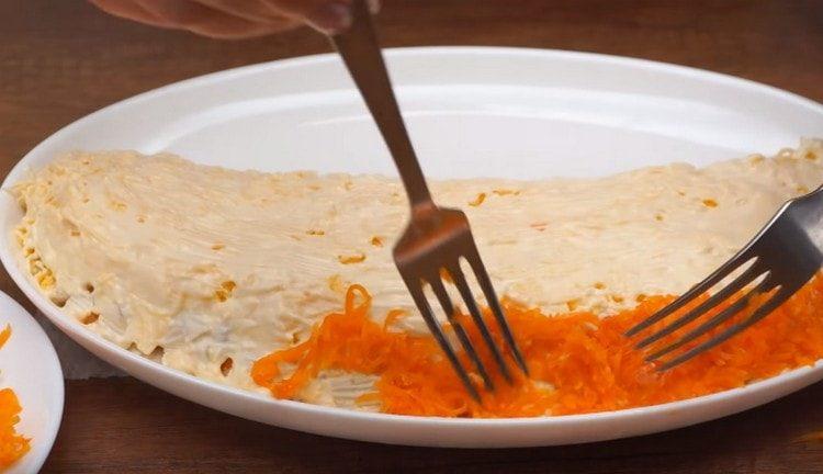 On the outer edge of the salad, spread the carrots.