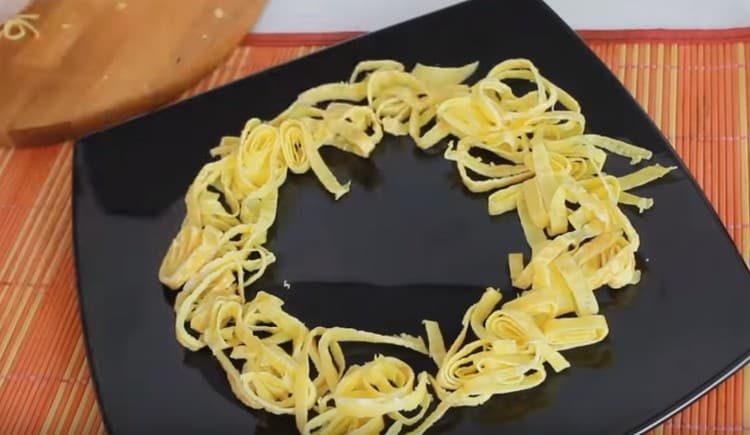 Put the sliced pancakes on the dish.