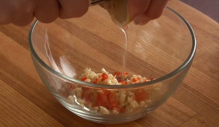 Squeeze lemon juice with garlic and pepper.