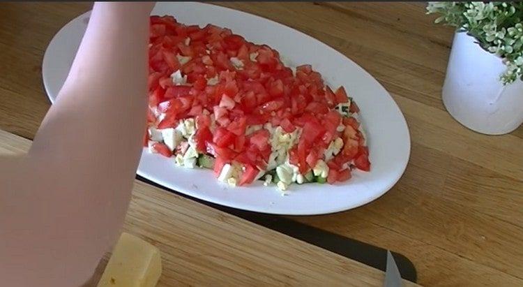 spread a layer of tomatoes.