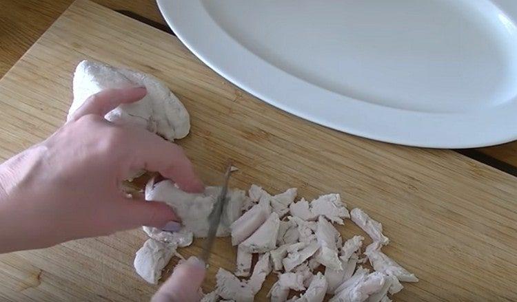 Cut the chicken into slices.