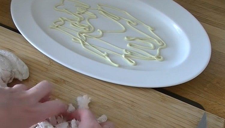 Lightly grease the salad dish with mayonnaise.