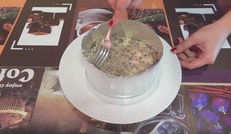 On top of the potatoes we form a layer of saury.