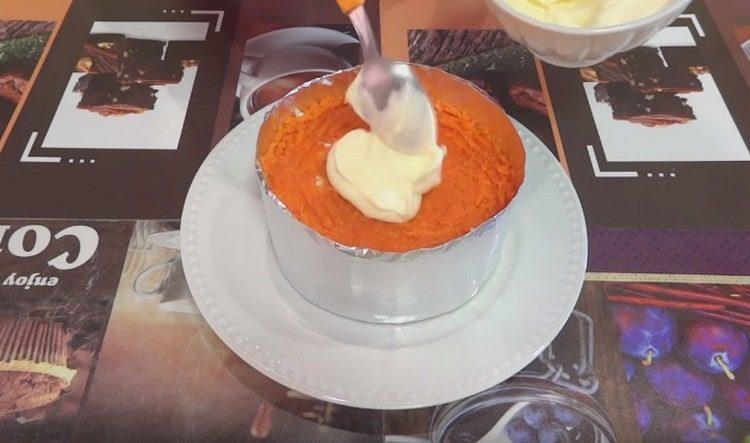 We coat the carrot layer with mayonnaise.