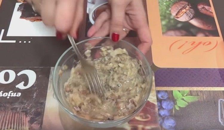 knead the saury with a fork.