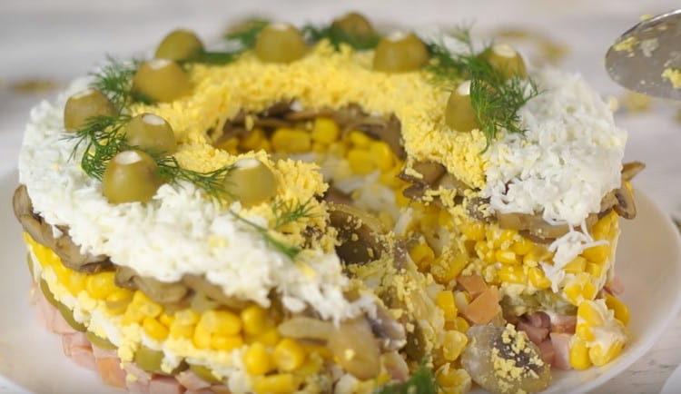 As you can see, you can cook a variety of salads for the New Year at home.