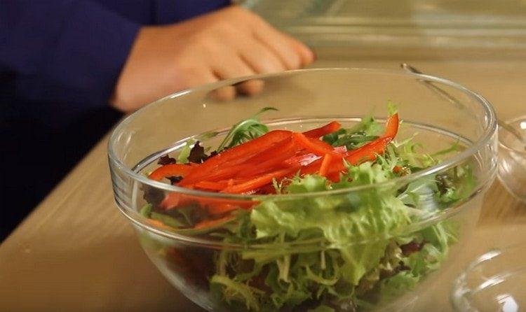 put pepper to lettuce.