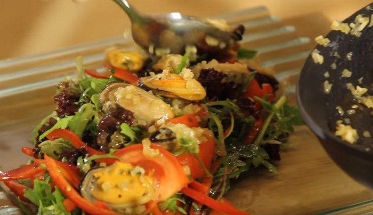 Put fried mussels on top of vegetables.