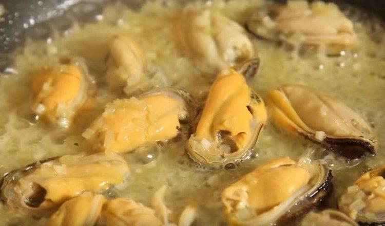 Add dry white wine and let it evaporate.