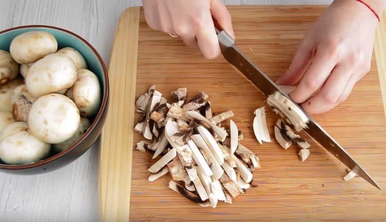 Cut the champignons into strips.
