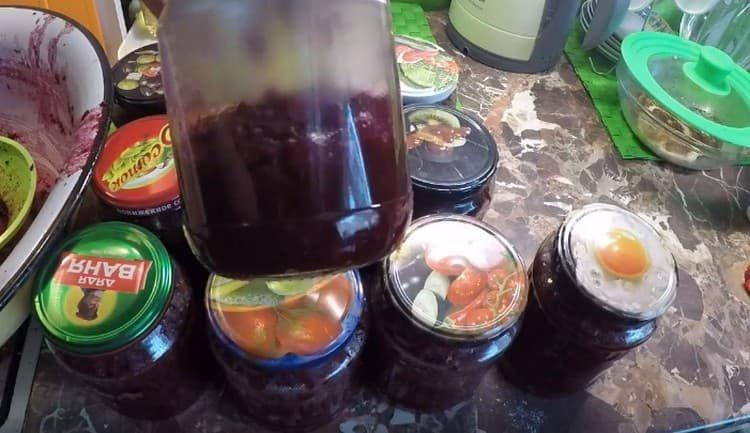 close the blank in sterilized jars.