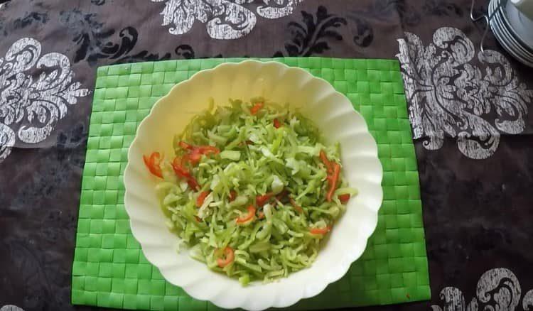 Cut the sweet pepper into strips.