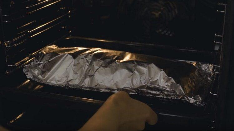 Put the baking tray with meat in the oven.