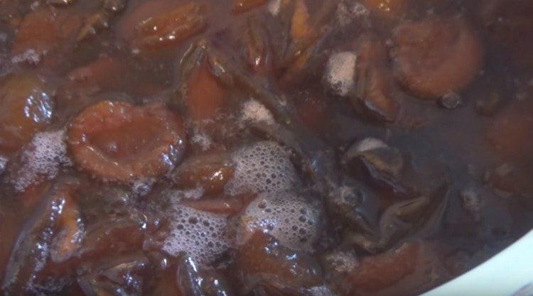 After 12 hours, bring the jam to a boil again.