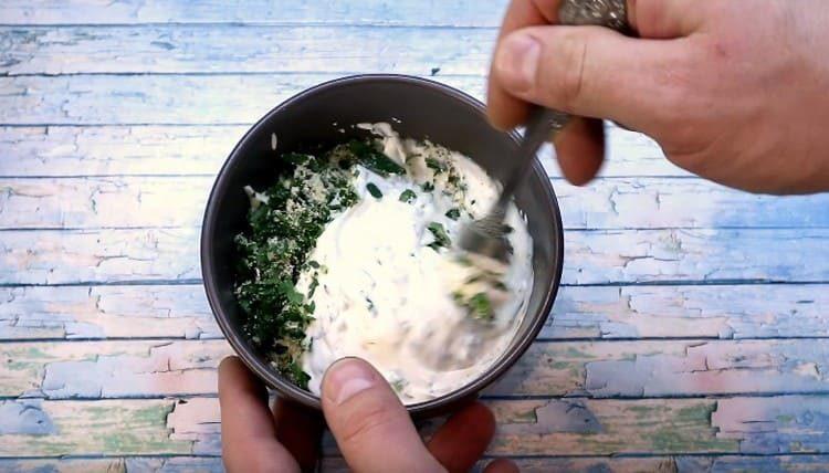 Pepper the sauce and mix it well.