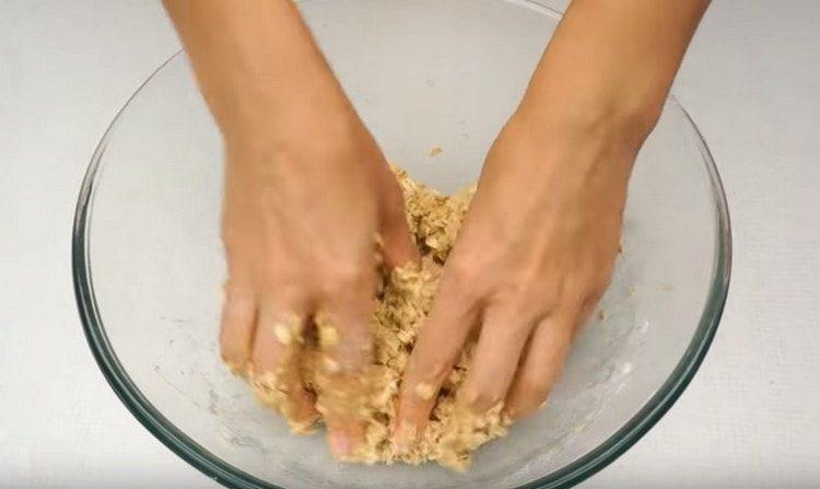 Mix the mass with your hands.