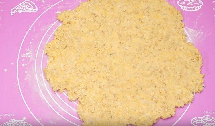 We roll the resulting dough into a layer.