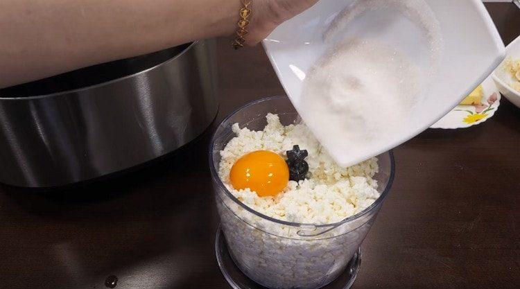Put the cottage cheese in a blender bowl, add the yolk and sugar.