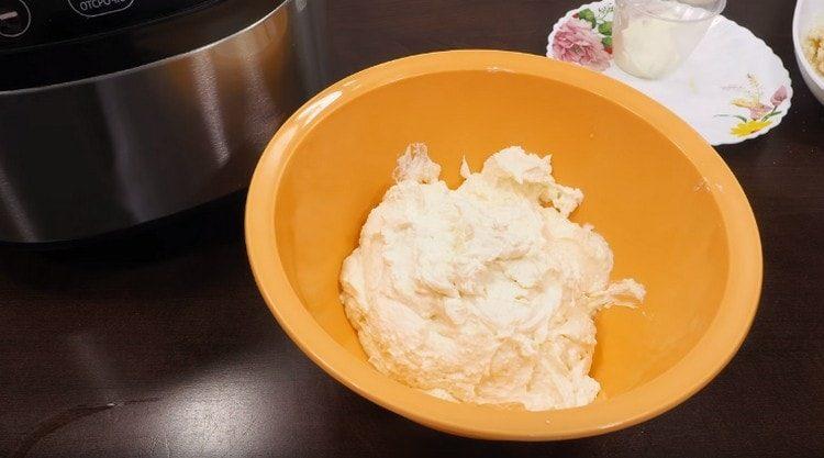 We interrupt the curd mass with a blender to a creamy consistency.