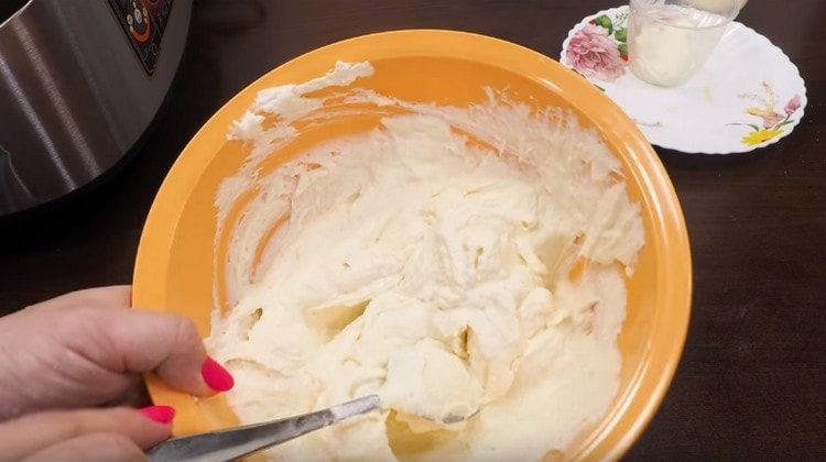 Mix the mass well again.