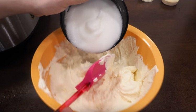 Beat the protein until foam and mix in the curd mass.