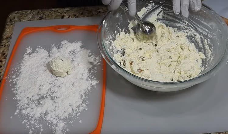 We form balls from the curd mass.